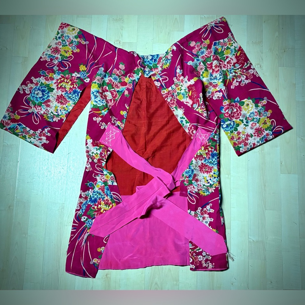 Beautiful Vintage Floral Kimono.